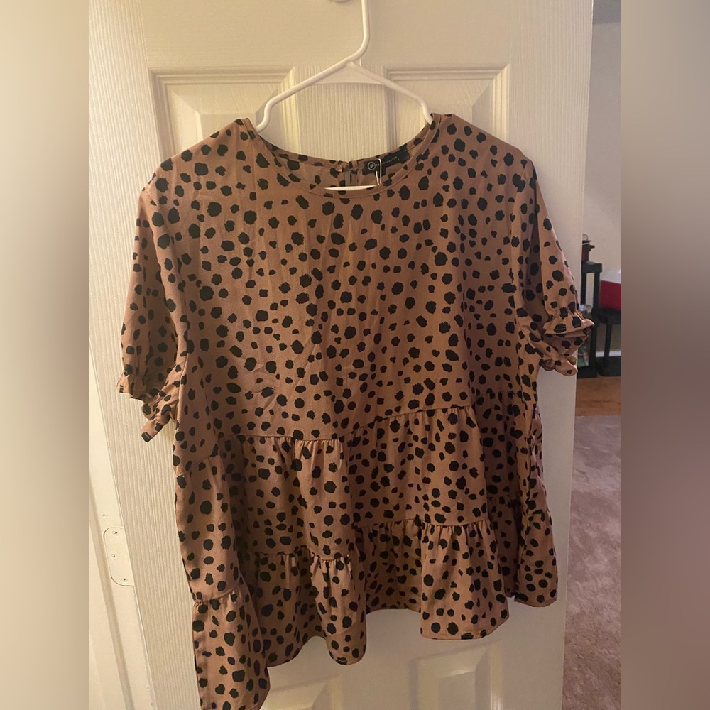 Women’s large brown and black short sleeve blouse.